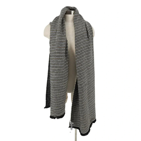 GAP Oversized Wrap Scarf Rectangle Black Cozy Chevron Knit Fringe Hem - Picture 4 of 8